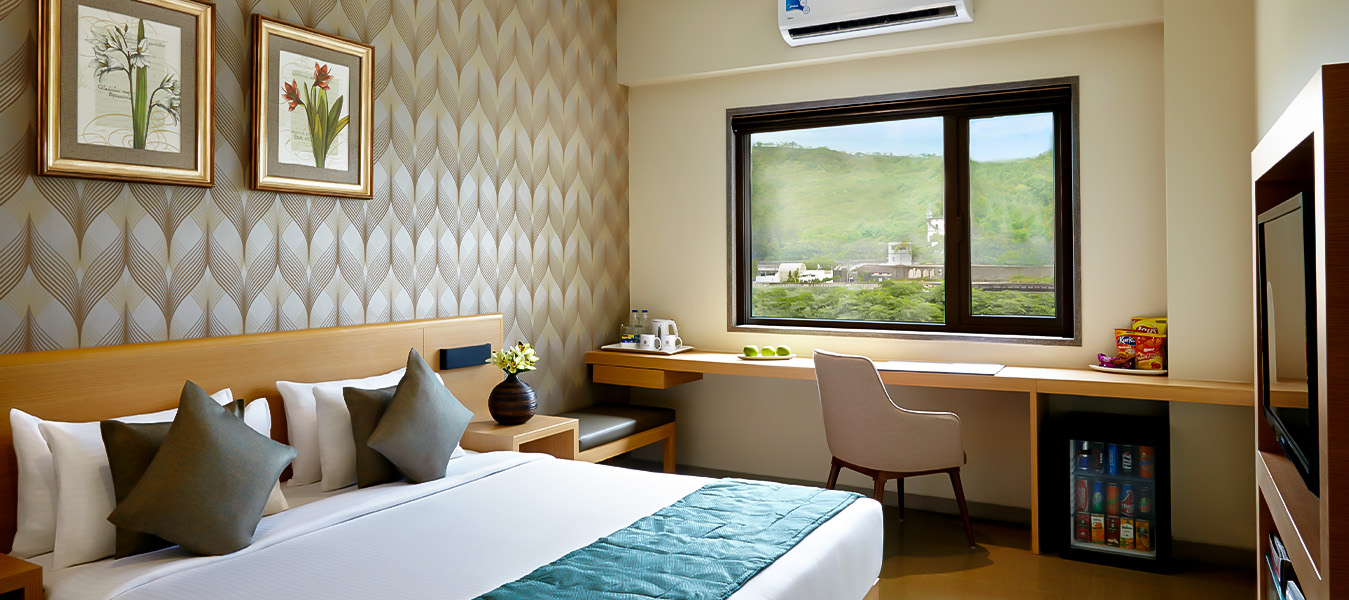 Luxurious Smart Rooms: Offers upscale rooms equipped with innovative technology for an affordable price.